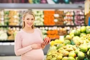 pregnant woman doing grocery shop