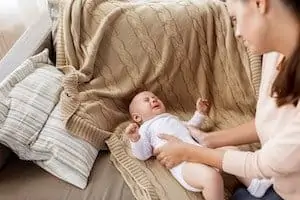 baby cries after lie down