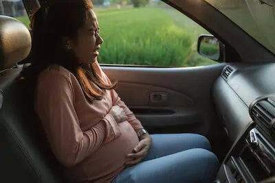 pregnant woman having contractions 