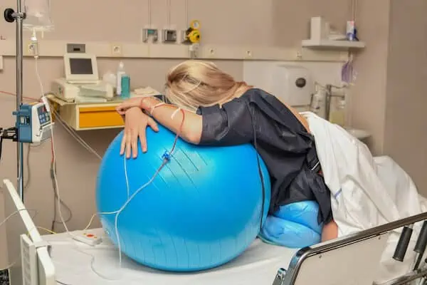 Woman during contractions and feels the pain